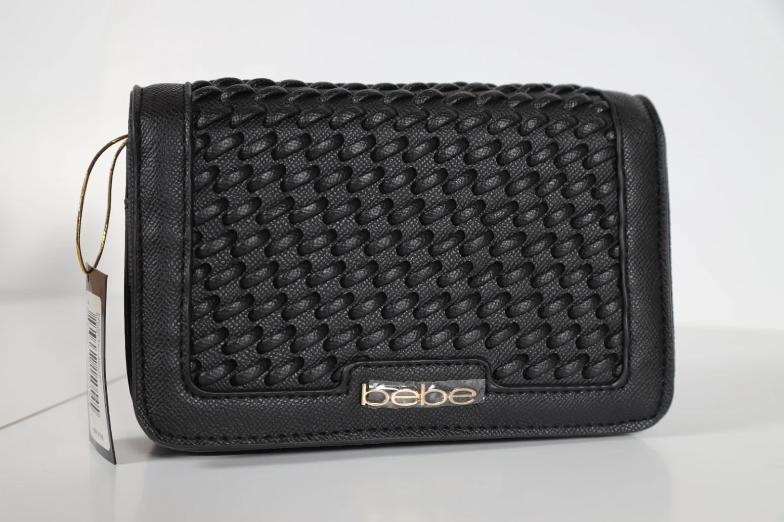 Billetera negra con textura trenzada