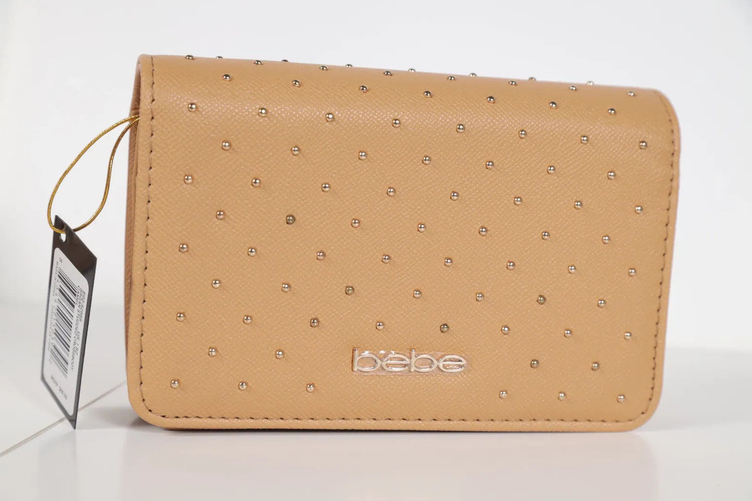 Cartera camel con detalles metálicos