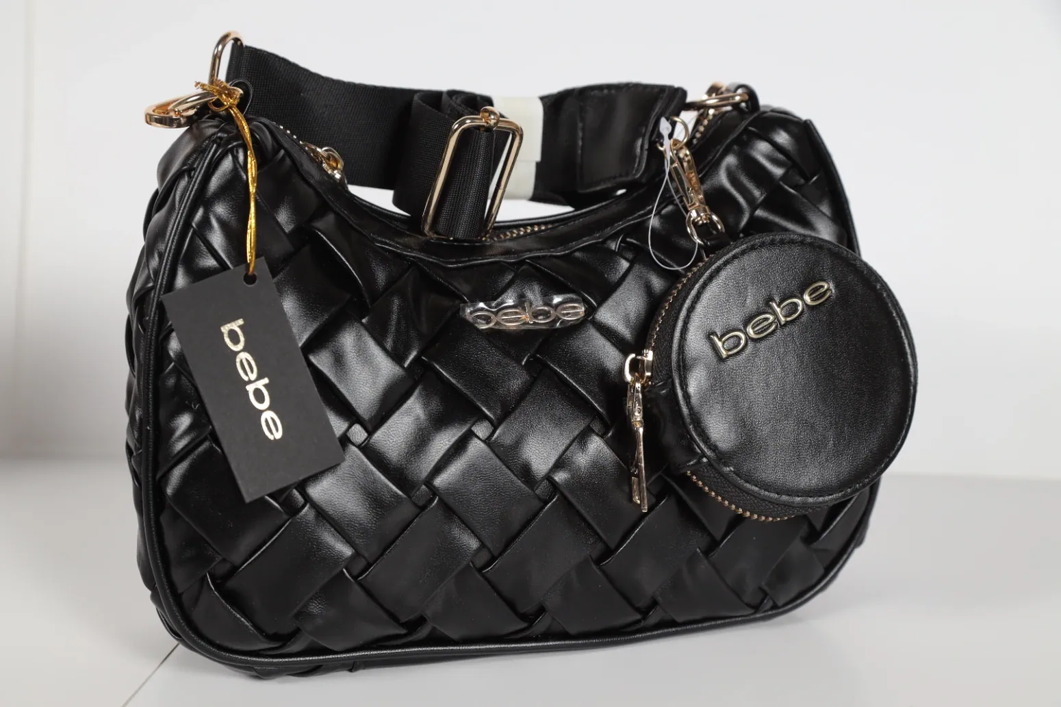 Foto real de bolsa Bebe negra con tejido trenzado