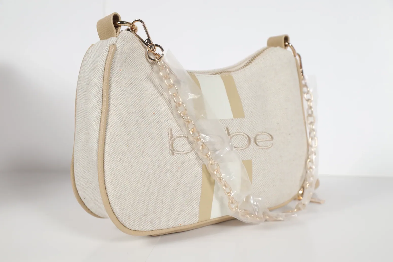 Bolsa clara con cadena