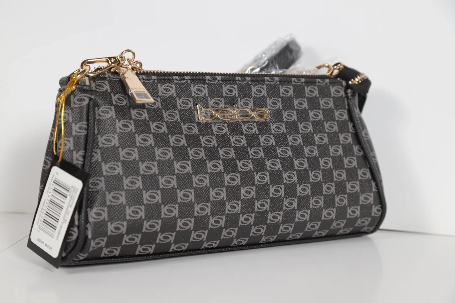 Cartera rosa con detalles metálicos