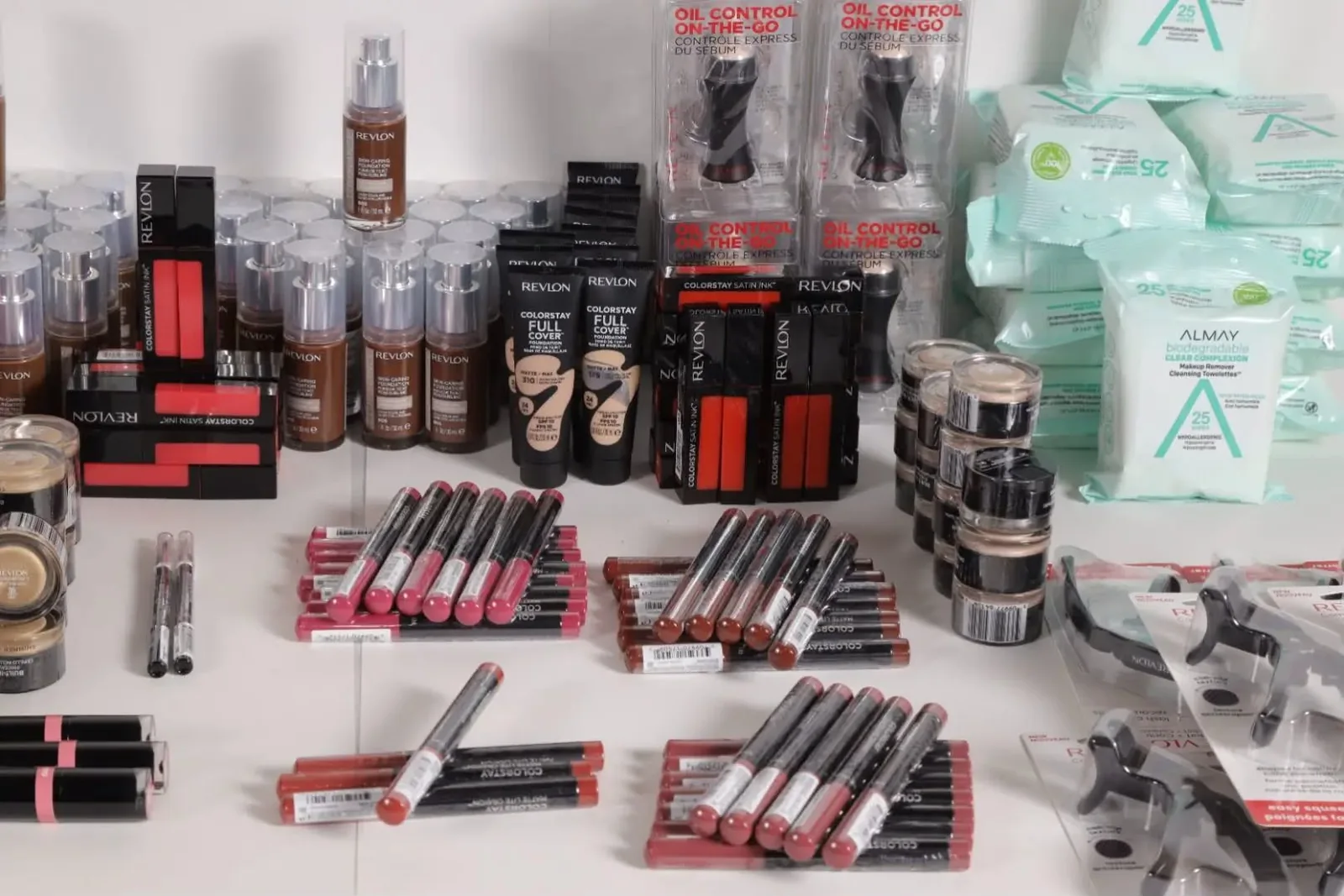 Fotografía real del maquillaje surtido recibido