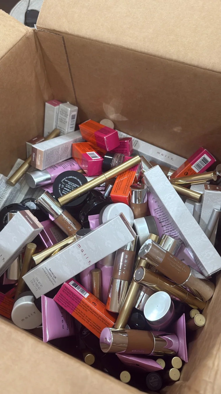 Maquillaje variado para reventa