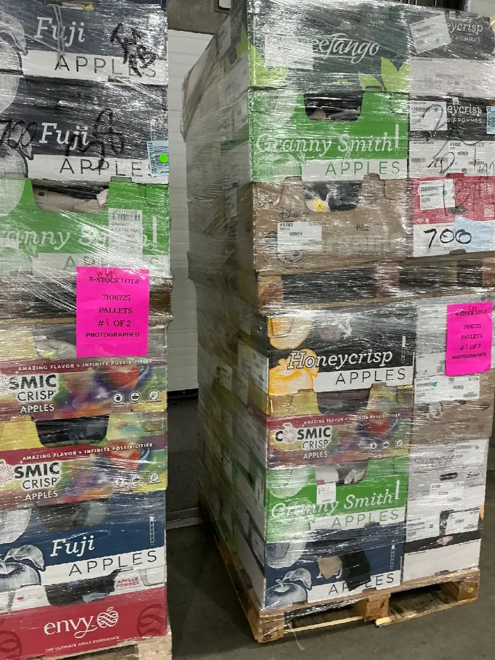 Fotografía real de tarimas con cajas de mercancía de liquidación